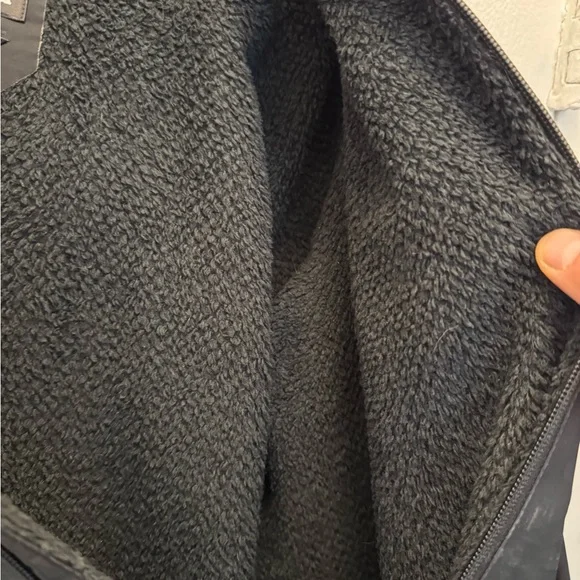 Patagonia Black Performance Jacket with Hood and Lightweight Design - Picture 3 of 13